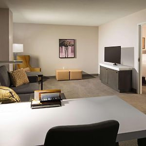 One-Bedroom Queen Suite Two Queen Beds